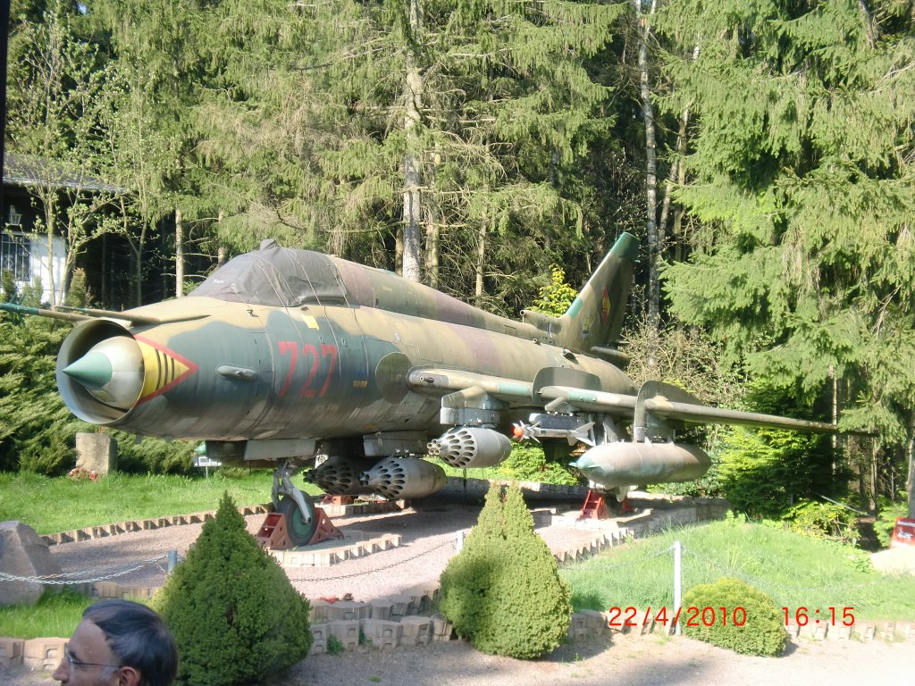 Der ehem. Armeeflieger '747' stand und steht auch noch in dem kleinen Garten der Triebischtalbaude in Tanneberg 
