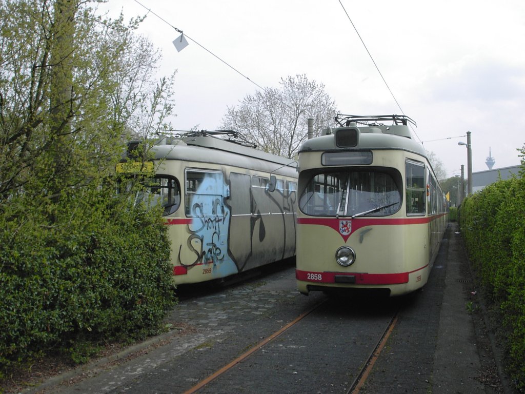 Die Wendeschleife am Rheinbahnhaus in Dsseldorf-Oberkassel mit abgestellten Gelenktriebwagen und Groraumbeiwagen am 29.03.2003.