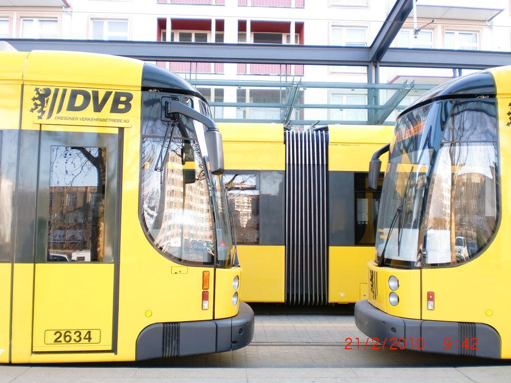 DVB Bahn 2634 und 2 andere stehen am 21.2.2010 am Dresdner Postplatz
