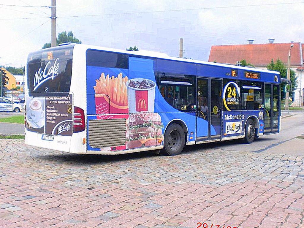 Ein Bus von Taeter Tours fuhr am Ullersdorfer Platz in DD-Bhlau in Richtung Blasewitz los