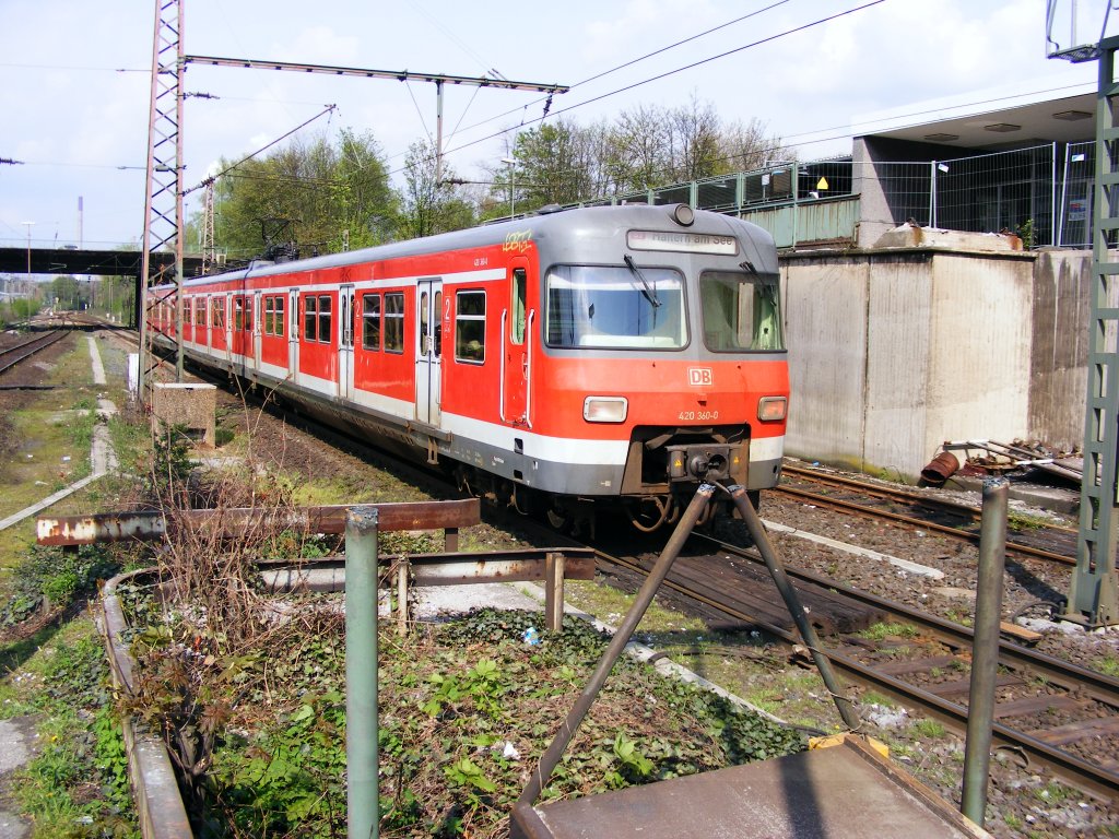 Ein DB 420 ist am 25.04.2008 im Bahnhof Gladbeck-West von Essen her nach Haltern unterwegs.