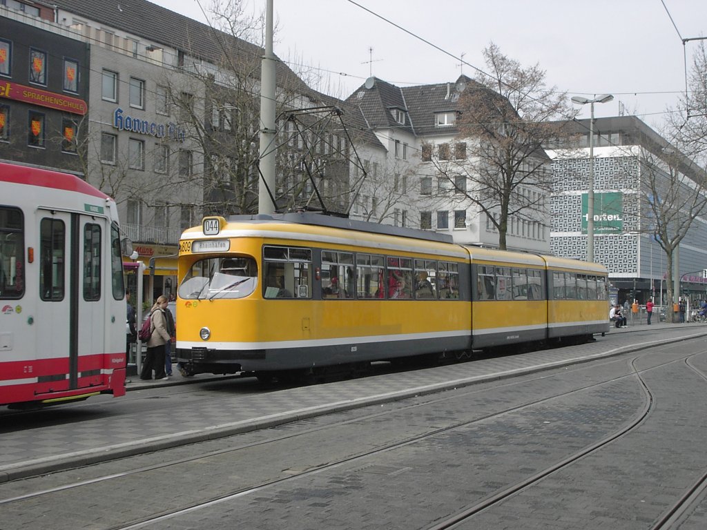 Ein DWAG-GT8 der Krefelder Straenbahn steht am 29.03.2003 in der Haltestelle  Rheinstrae .