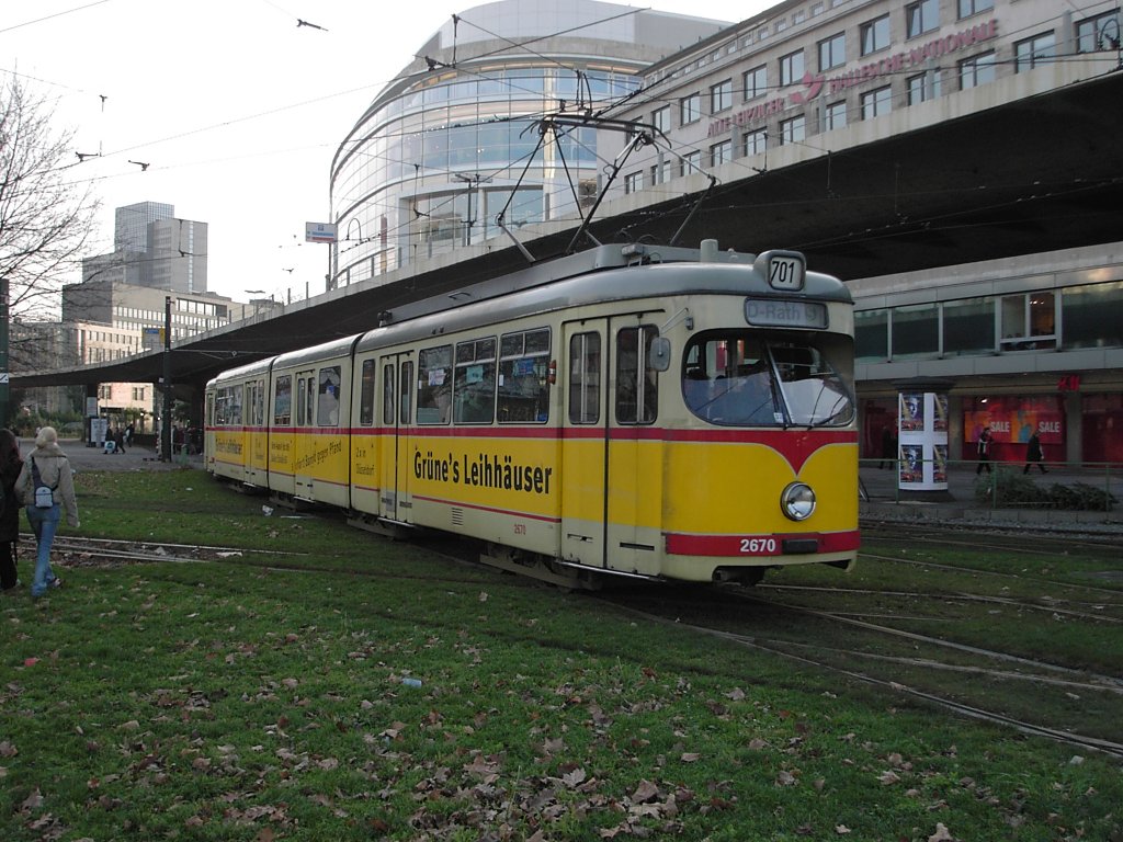 Ein DWAG-GT8 der Rheinbahn ist am 02.01.2004 am Jan-Wellem-Platz in Dsseldorf unterwegs.