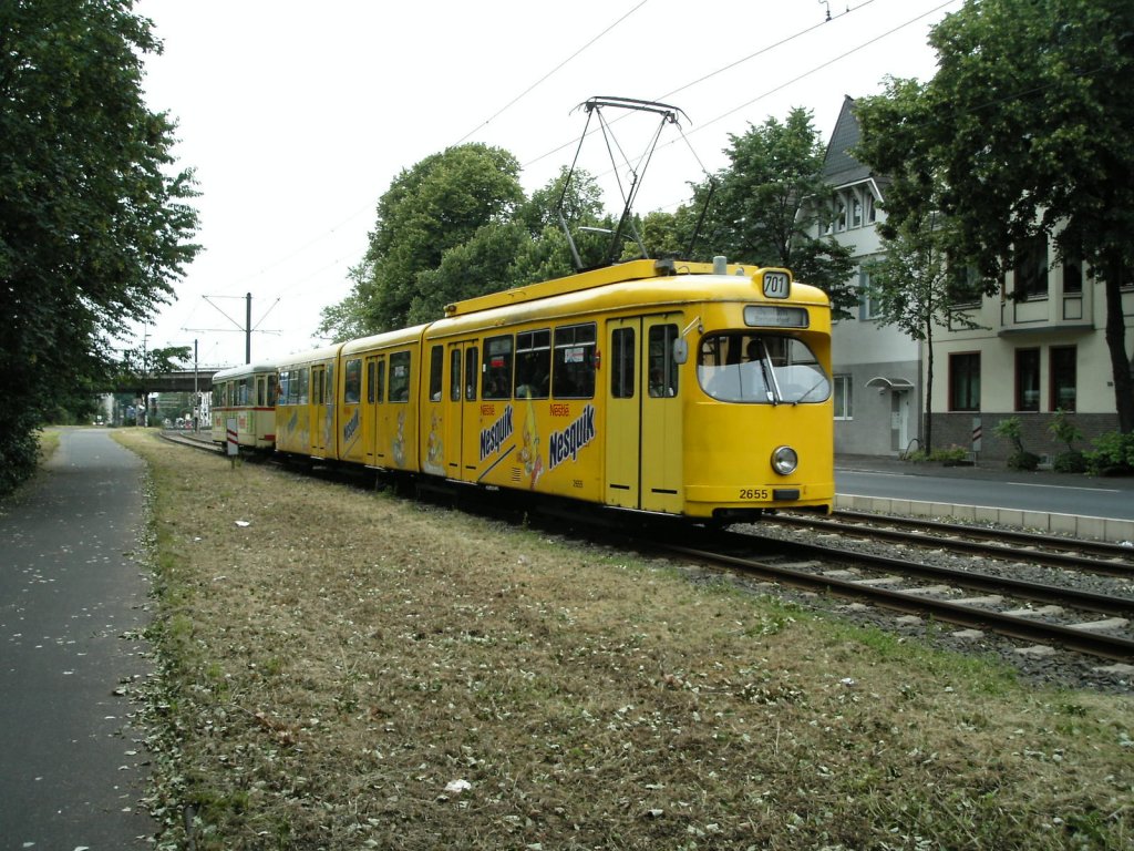 Ein Dwag-GT8 der Rheinbahn ist am 26.06.2004 auf dem Weg nach Dsseldorf-Benrath.