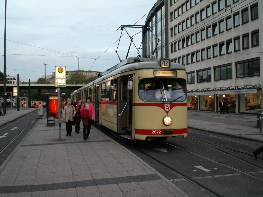 Ein DWAG-GT8 der Rheinbahn steht am 04.10.2004 auf dem Jan-Wellem-Platz in Dsseldorf.