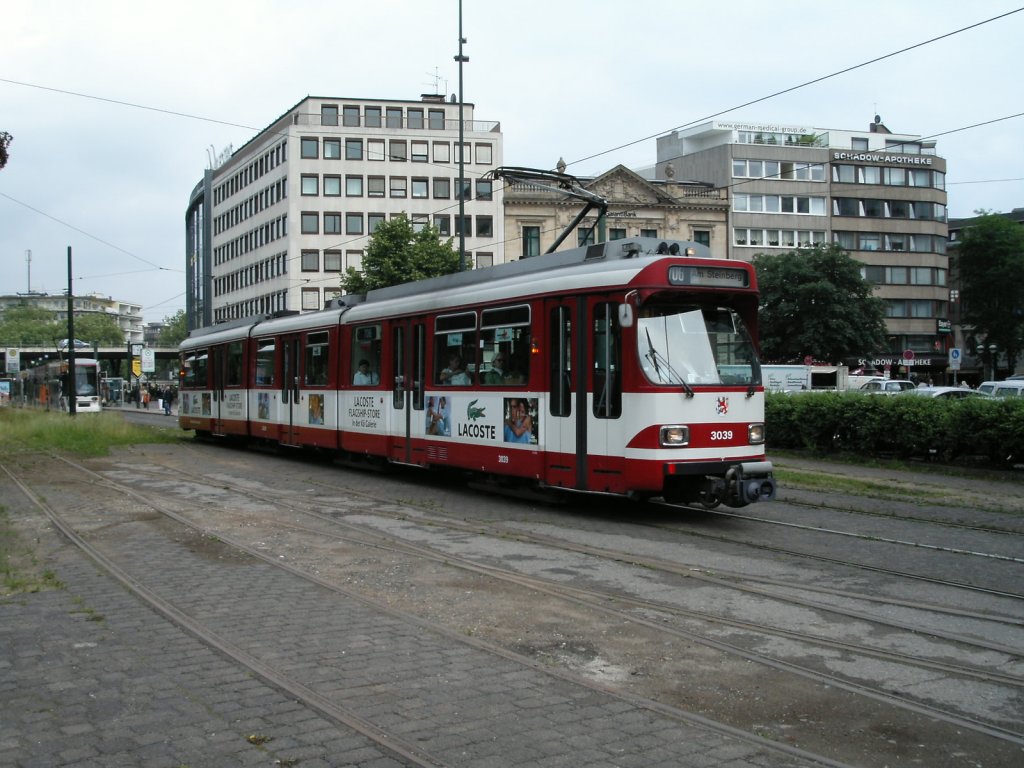 Ein DWAG-GT8S der Rheinbahn ist am 11.06.2004 auf dem Jan-Wellem-Platz in Dsseldorf unterwegs.