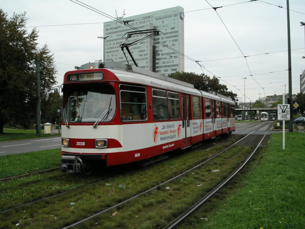 Ein DWAG-GT8S der Rheinbahn ist am 30.09.2004 am Jan-Wellem-Platz in Dsseldorf unterwegs.