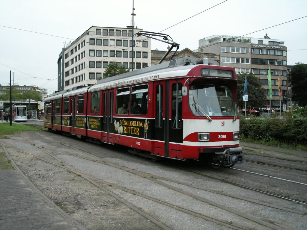 Ein DWAG-GT8S der Rheinbahn ist am 30.09.2004 auf dem Jan-Wellem-Platz in Dsseldorf unterwegs.