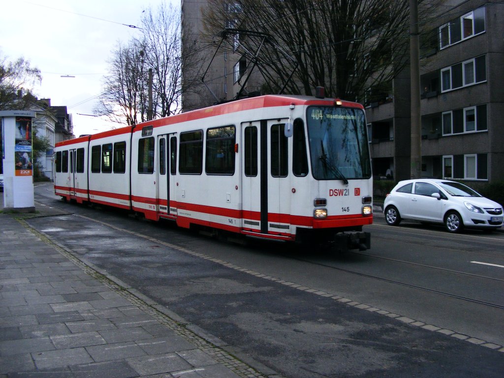 Ein DWAG-N8 der Dortmunder Stadtwerke ist am 03.04.2008 in Dorstfeld unterwegs.