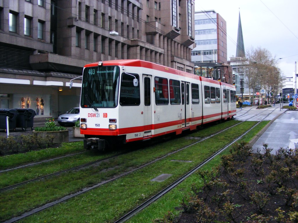 Ein DWAG-N8 der Dortmunder Stadtwerke ist am 03.04.2008 zwischen der Haltestelle  Kampstrae  (im Hintergrund) und der Reinoldikirche unterwegs unterwegs.