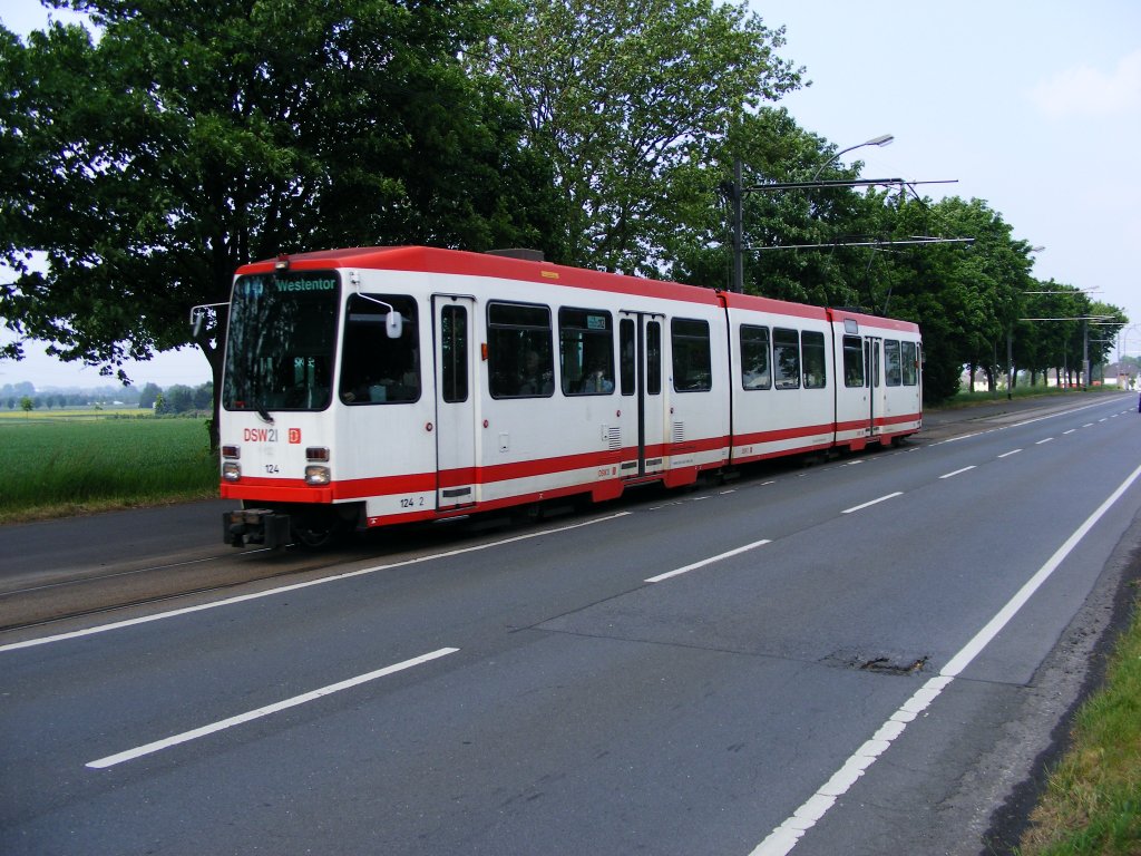 Ein DWAG-N8 der Dortmunder Stadtwerke ist am 16.05.2008 in Asseln unterwegs.