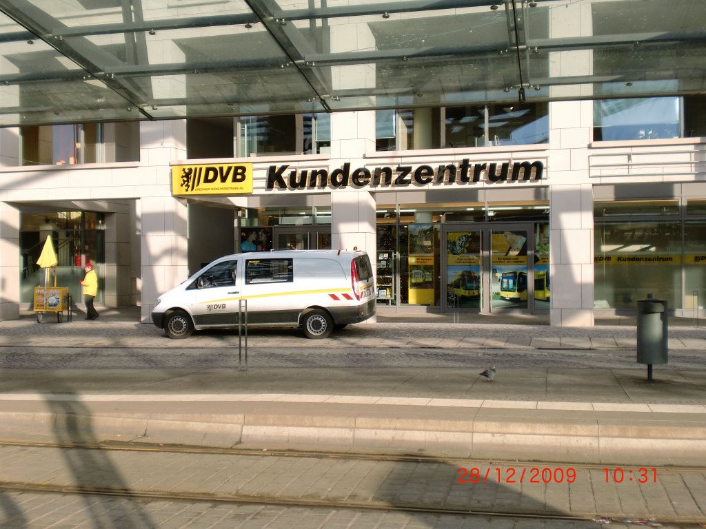 Ein DVB Dispatcher steht am Kundenzentrum der DVB
Dresden - Postplatz, 28.12.09