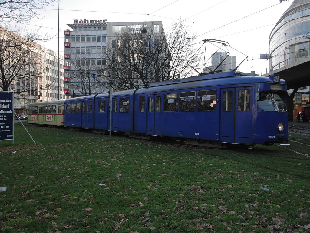 Ein DWAG-GT8 der Rheinbahn ist am 02.01.2004 am Jan-Wellem-Platz in Dsseldorf unterwegs.