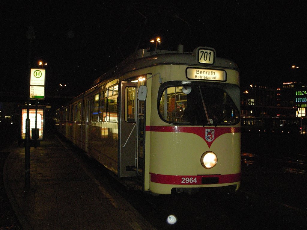 Ein DWAG-GT8 der Rheinbahn steht am 09.01.2004 im Regen auf dem Jan-Wellem-Platz in Dsseldorf.
