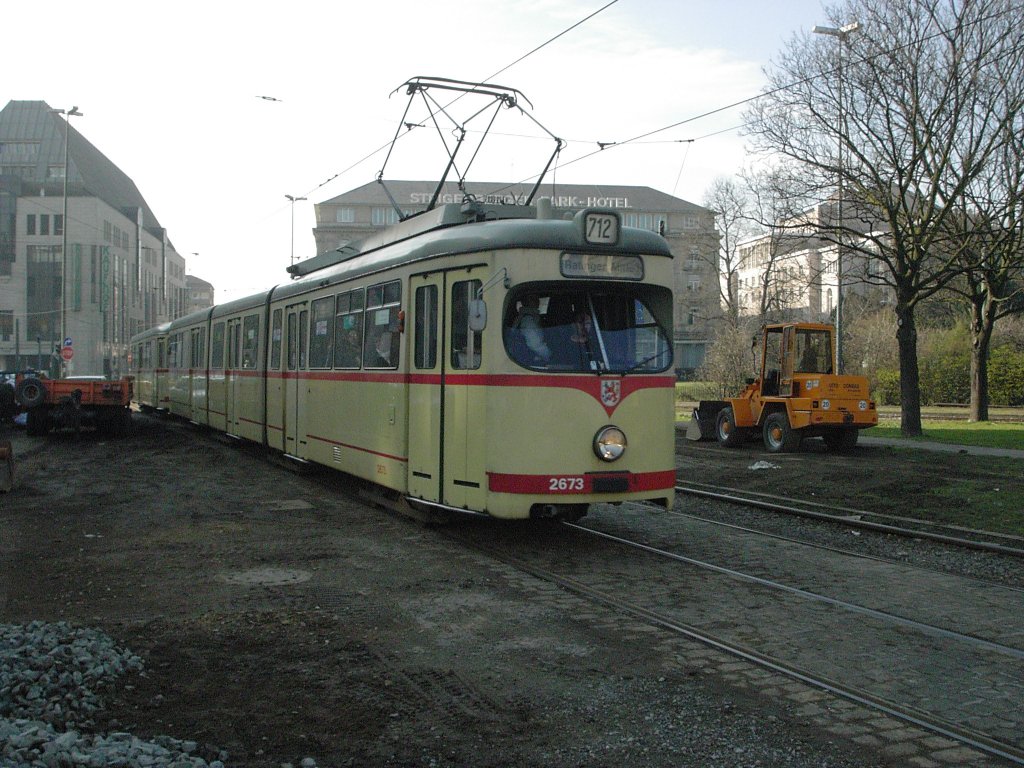 Ein GT8 der Rheinbahn ist am 04.03.2004 auf dem Jan-Wellem-Platz in Dsseldorf unterwegs.