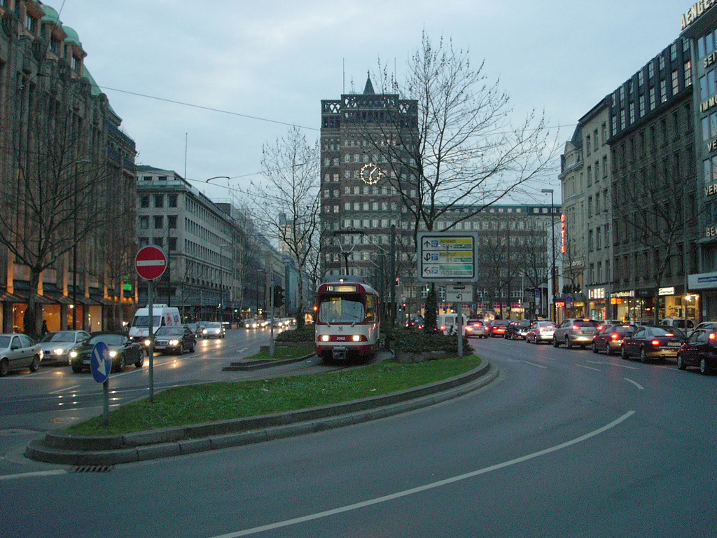 Ein GT8S der Rheinbahn ist am 04.03.2004 vor dem  Wilhelm Marx Haus  in Dsseldorf unterwegs.
