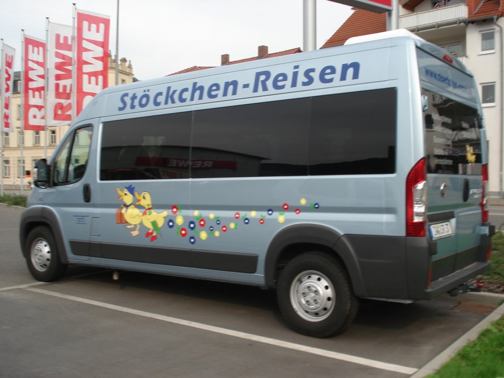Ein Kleinbus von Stckchen-Reisen wartete am 10.9.08 auf dem Rewe-Parkplatz