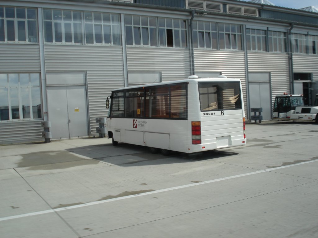 Ein kleiner Flughafenbus auf dem Busparkplatz
Foto whrend einer Flughafenrundfahrt gemacht