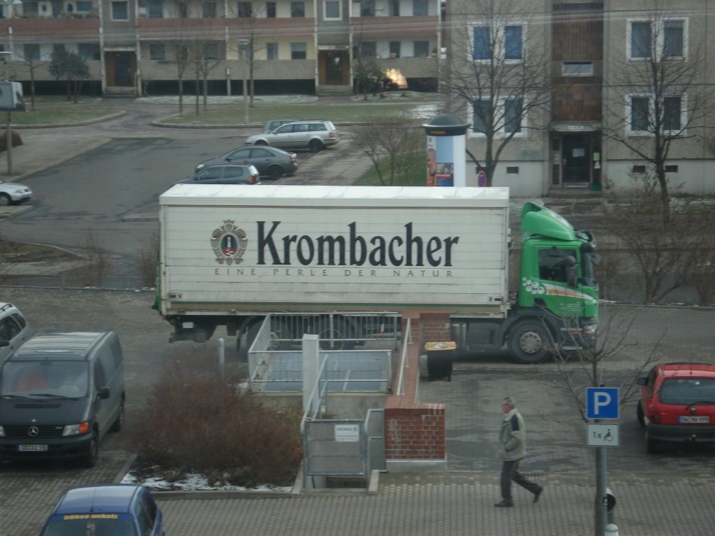 Ein LKW von einem Getrnkehandel stand 2009 in Dresden - Otto-Dix-Ring
(aufg. aus Fenster von Multi-Mbel)