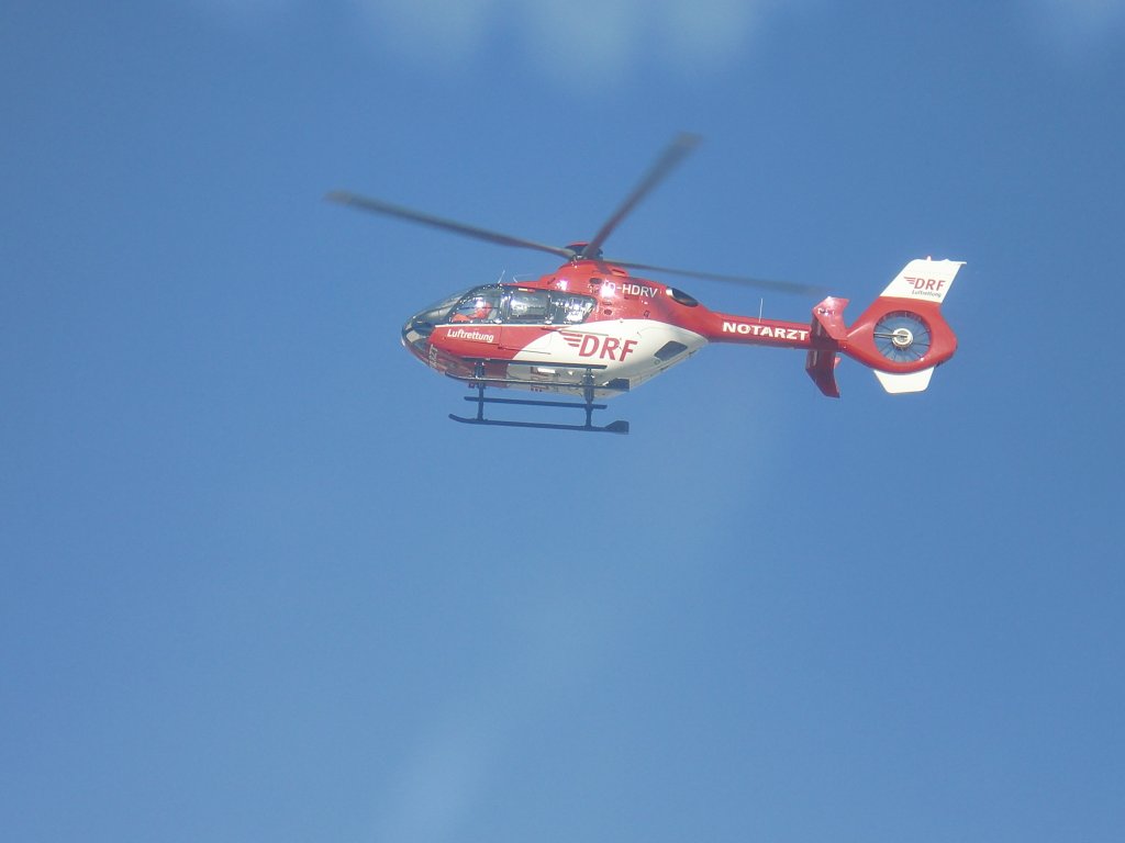 Ein Rettungshelikopter schwebt ber dem REWE-Markt in Freital
Freital, 7.3.10 
