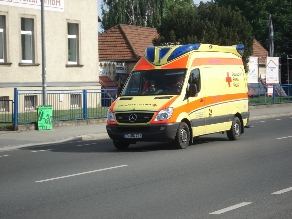 Ein Rettungswagen fhrt zu einer Grobung in die Papierfabrik Freital