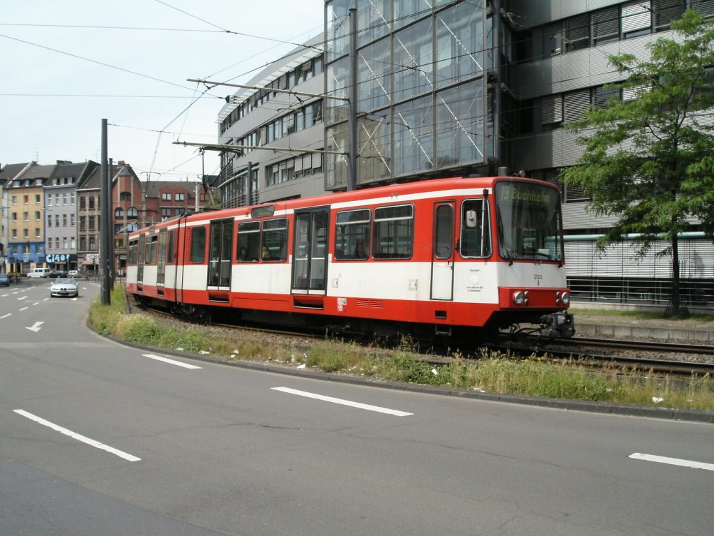 Ein Stadtbahnwagen B der 2. Generation der KVB mit (leider) neuen Tren ist am 14.06.2004 am Barbarossaplatz in Kln unterwegs. Der Neubau hinter dem Zug nimmt auch das Gelnde des frheren Klner Endbahnhofs der Vorgebirgsbahn ein.