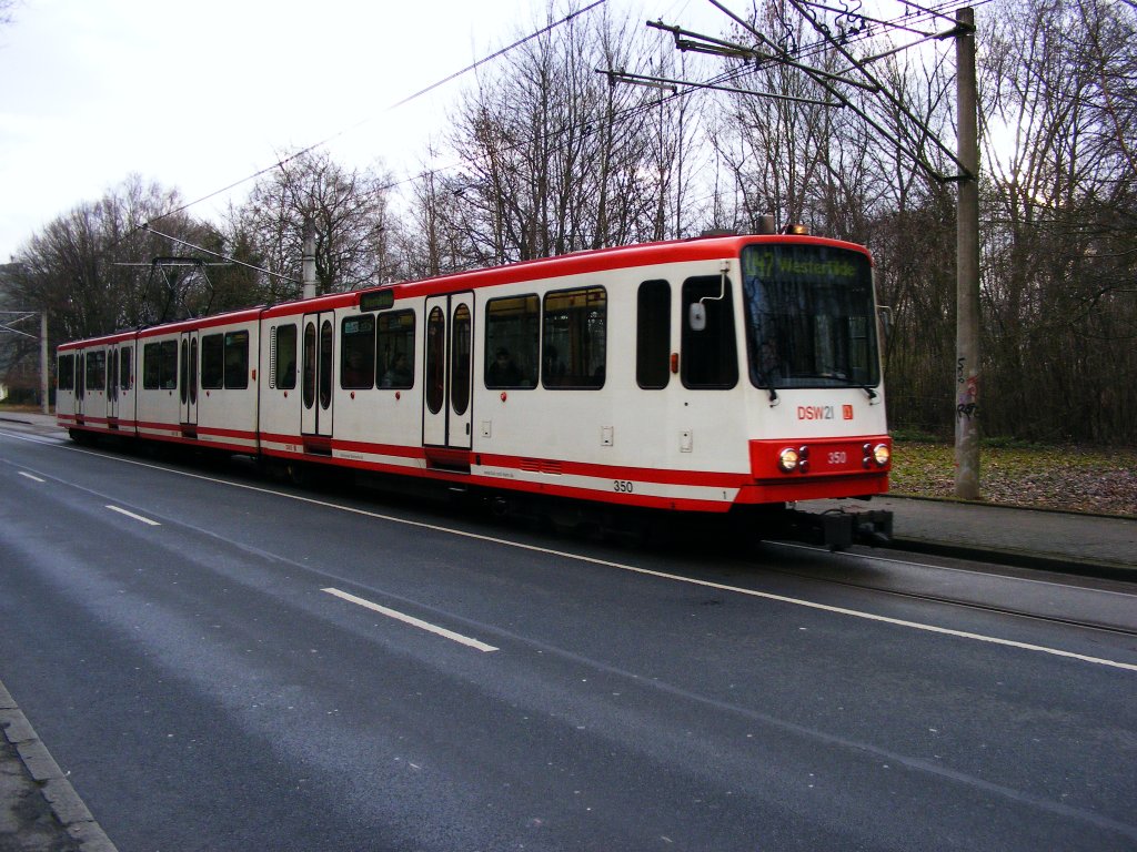 Ein Stadtbahnwagen B der Dormunder Stadtwerke ist am 19.12.2008 an der Marsbruchstrae in Aplerbeck unterwegs.