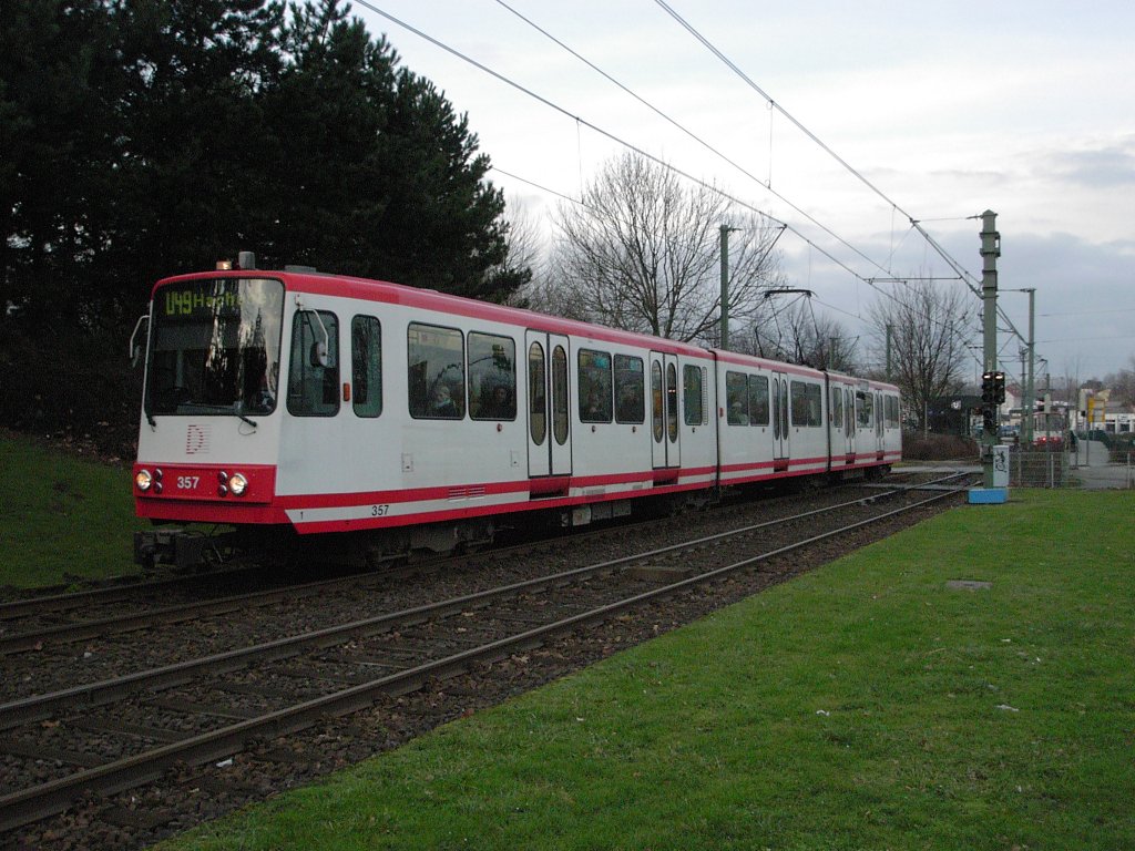 Ein Stadtbahnwagen B der Dortmunder Stadtwerke verlt die Haltestelle  Fredenbaum  am 26.01.2004 auf dem Weg zur Innenstadt.
