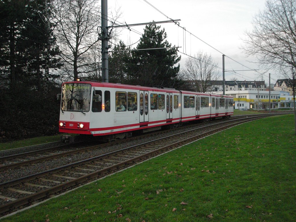 Ein Stadtbahnwagen B der Dortmunder Stadtwerke nhert sich von norden her der Haltestelle  Fredenbaum , 26.01.2004.