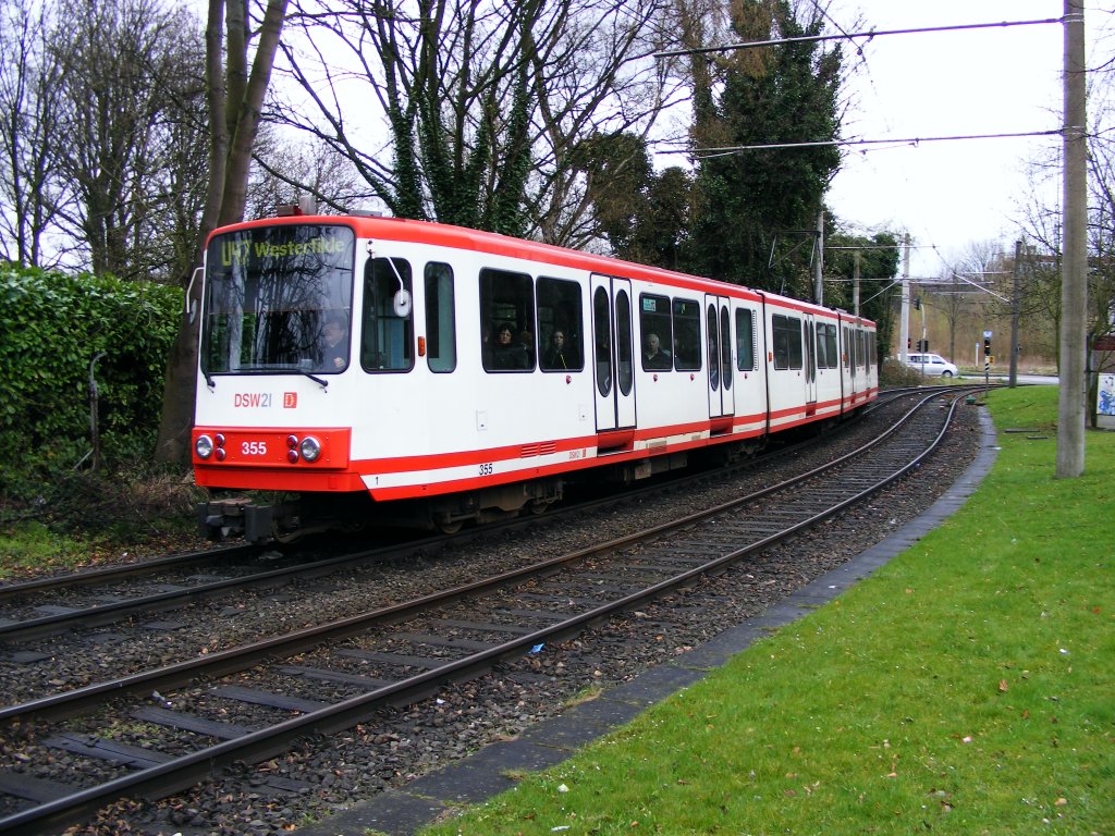 Ein Stadtbahnwagen B der Dortmunder Stadtwerke ist am 03.04.2008 in Huckarde unterwegs.