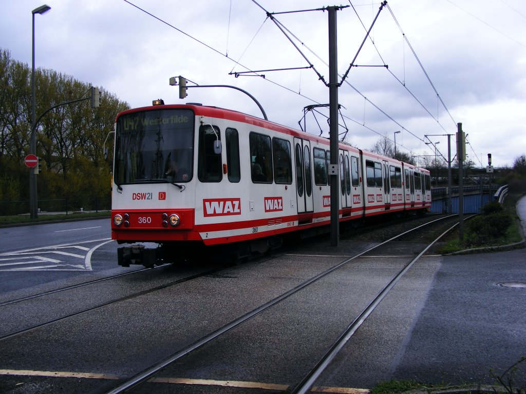 Ein Stadtbahnwagen B der Dortmunder Stadtwerke ist am 03.04.2008 in Huckarde zwischen der Tunnelrampe und der Haltestelle  Insterburger Strae  unterwegs.