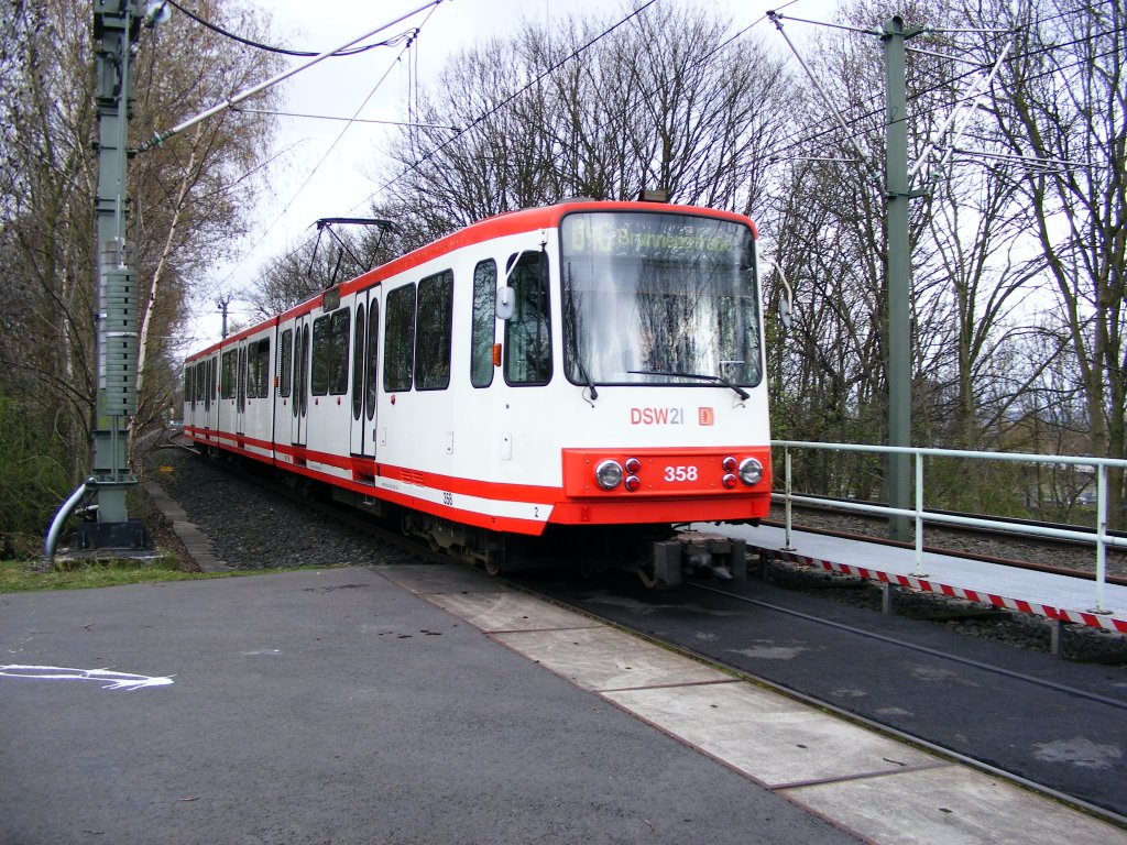 Ein Stadtbahnwagen B der Dortmunder Stadtwerke ist am 03.04.2008 auf dem Remydamm zwischen dem Westfalenpark und der Westfalenhalle unterwegs.