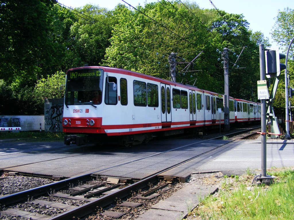 Ein Stadtbahnwagen B der Dortmunder Stadtwerke befhrt am 09.05.2008 am Rand von Westerfilde den Bahnbergang an der  Schlo-Westhusener-Strae .