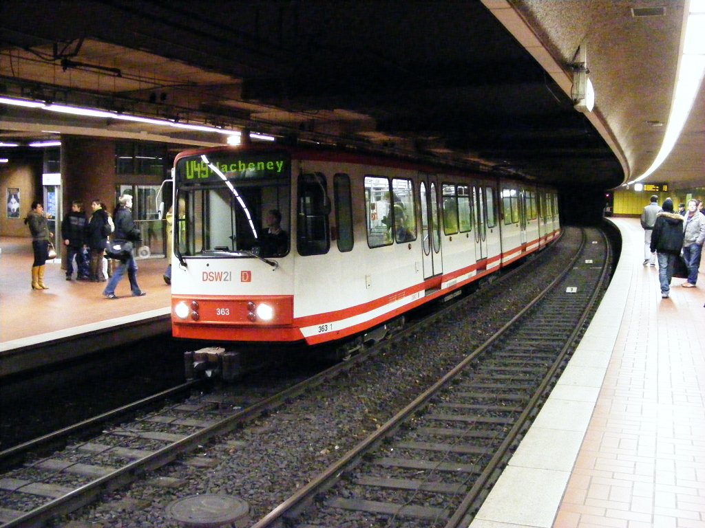 Ein Stadtbahnwagen B der Dortmunder Stadtwerke steht am 19.12.2008 im Bahnhof  Kampstrae .