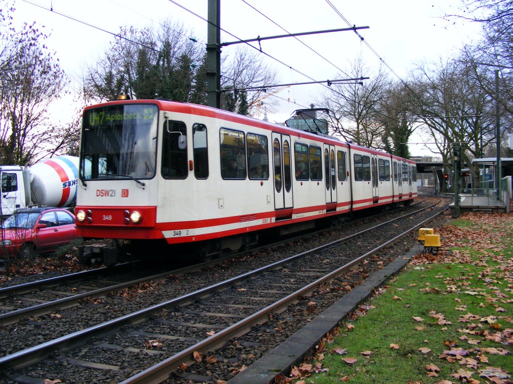 Ein Stadtbahnwagen B der Dortmunder Stadtwerke verlt am 19.12.2008 von der Innenstadt her gerade die Haltestelle  Kohlgartenstrae .
