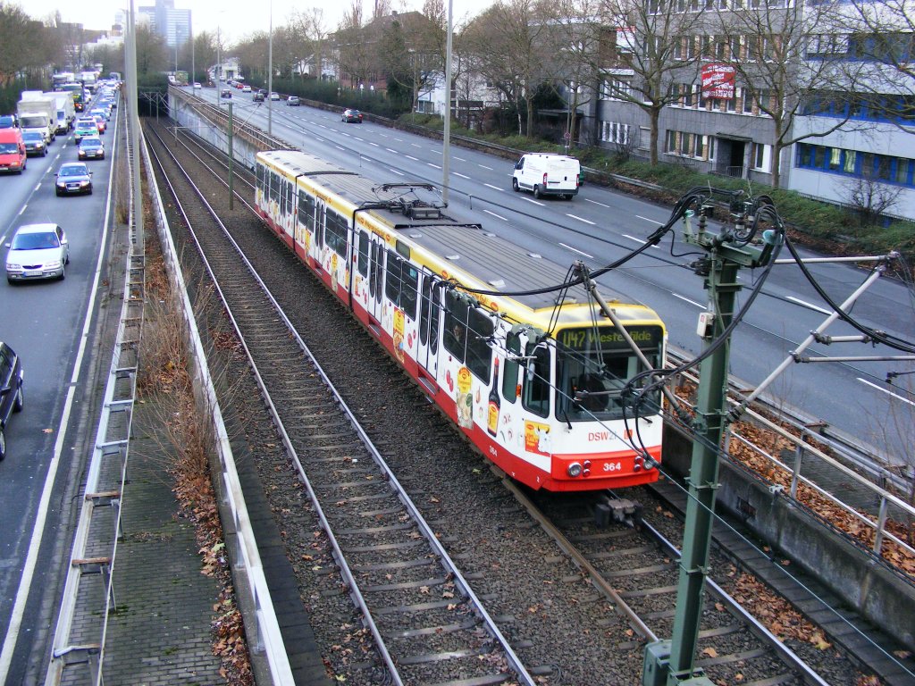 Ein Stadtbahnwagen B der Dortmunder Stadtwerke wird am 19.12.2008 von der Haltestelle  Kohlgartenstrae  her kommend auf dem Weg zur Innenstadt gleich in den Stadtbahntunnel einfahren.