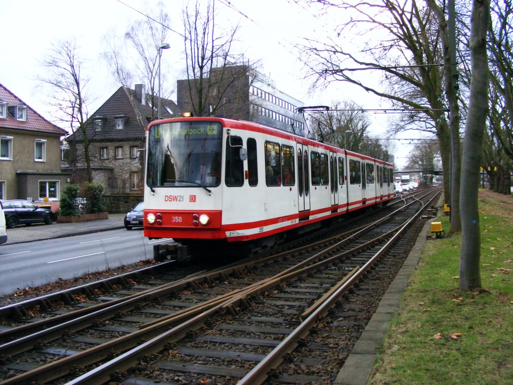 Ein Stadtbahnwagen B der Dortmunder Stadtwerke ist am 19.12.2008 auf dem Westfalendamm zwischen den Haltestellen  Kohlgartenstrae  und  Vosskuhle  unterwegs.