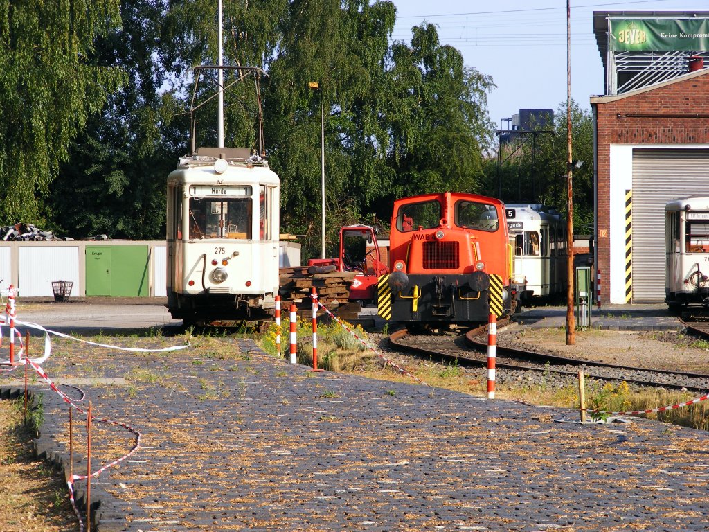 Ein zweiachsiger Aufbautriebwagen der Dortmunder Straenbahn und weitere Fahrzeuge stehen am 04.07.2010 in einem Verkehrsmuseum am  Mooskamp  in Dortmund-Nette.