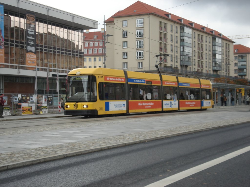 Eine ltere NGT Tram am Altmarkt