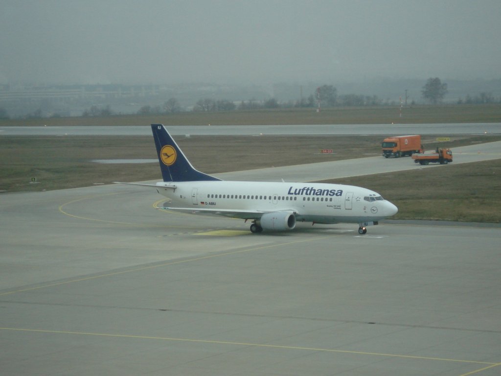 Eine Boeing 737 fhrt am 13.2.08 zum Terminal am Dresdner Flugh.