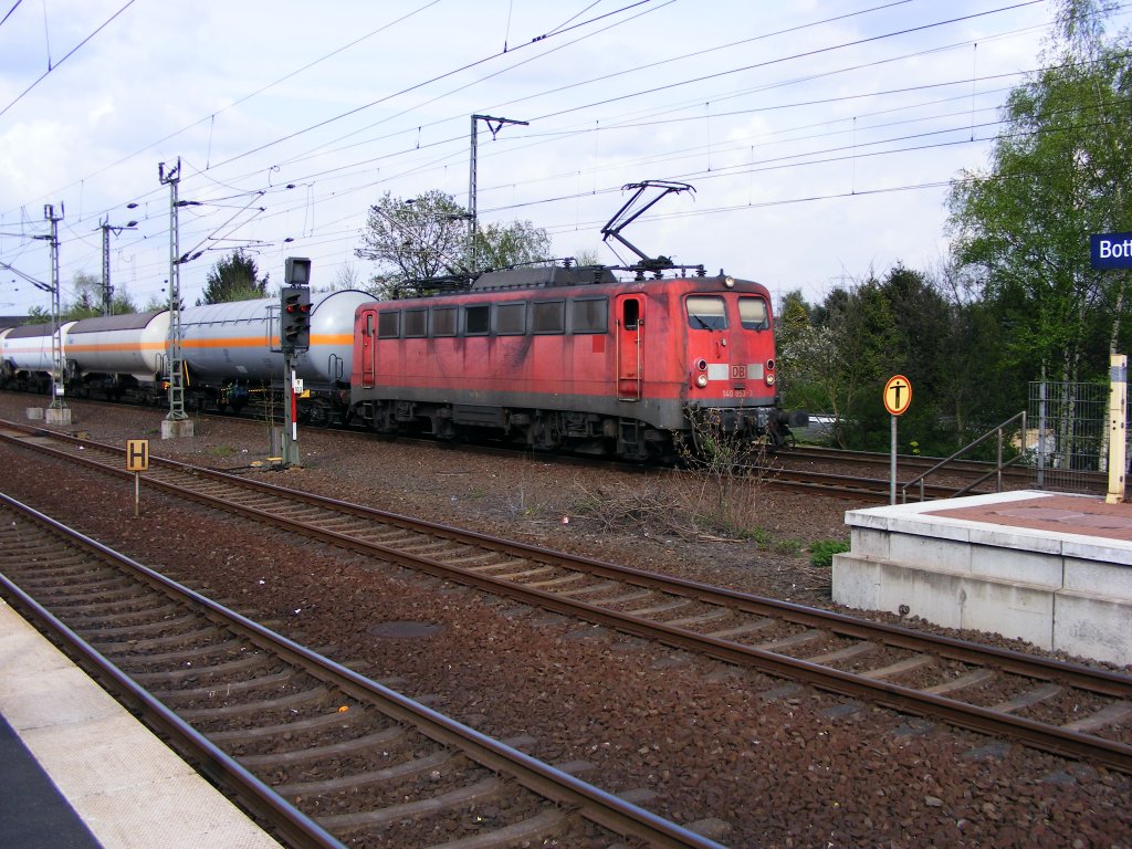 Eine DB 140 ist am 25.04.2008 mit einem Kesselwagenzug von Gladbeck-West her im Bottroper Hauptbahnhof unterwegs.