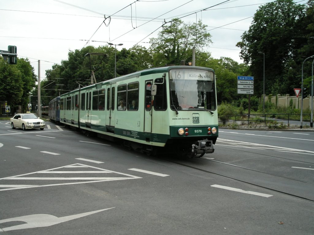 Eine Doppeltraktion aus Bonner Stadtbahnwagen B ist am 14.06.2004 in Kln auf der Rheinuferbahn an der Haltestelle  Marienburg  unterwegs.