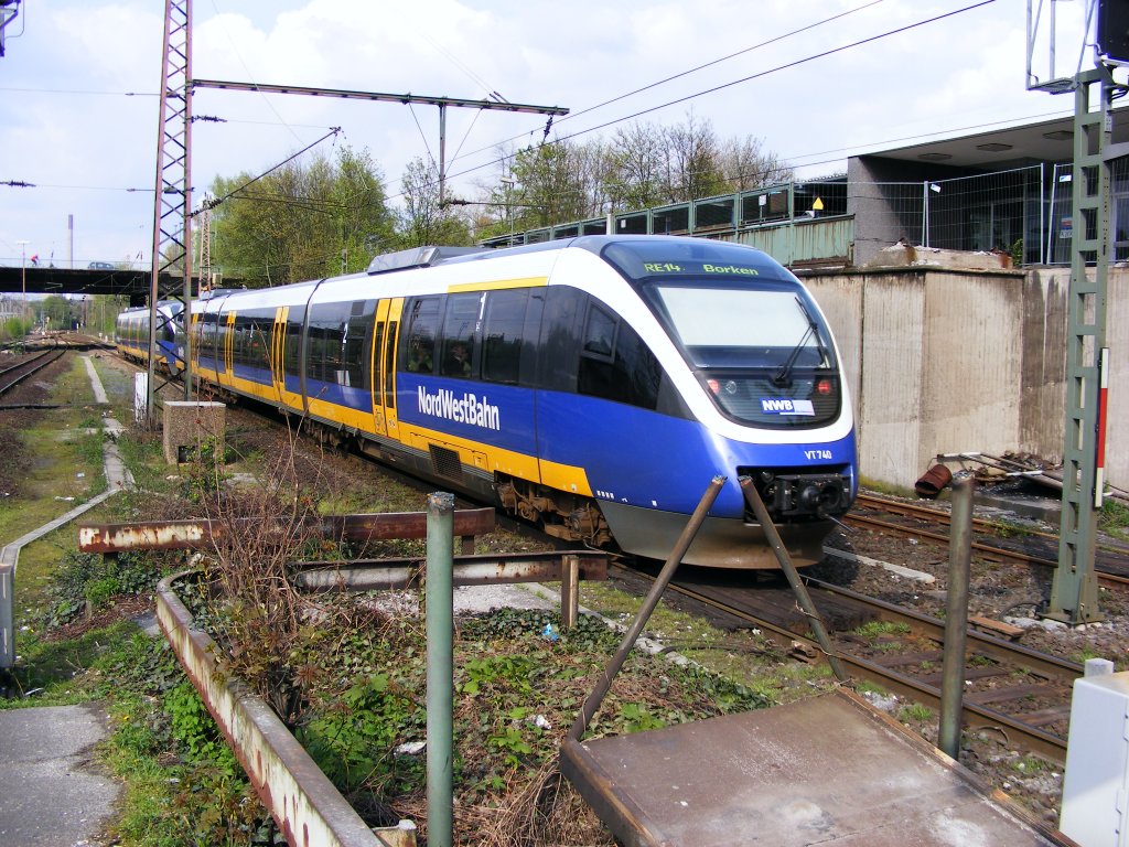 Eine Doppeltraktion aus dreiteiligen Talent-Dieseltriebwagen der Nord-West-Bahn ist am 25.04.2008 auf dem Weg von Essen nach Borken in Gladbeck-West unterwegs.