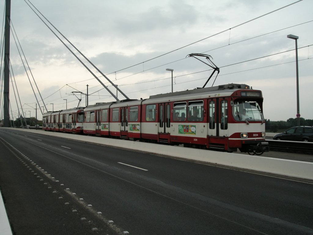 Eine Doppeltraktion aus DWAG-GT8SU der Dsseldorfer Rheinbahn ist am 11.06.2004 auf der Oberkasseler Brcke unterwegs.