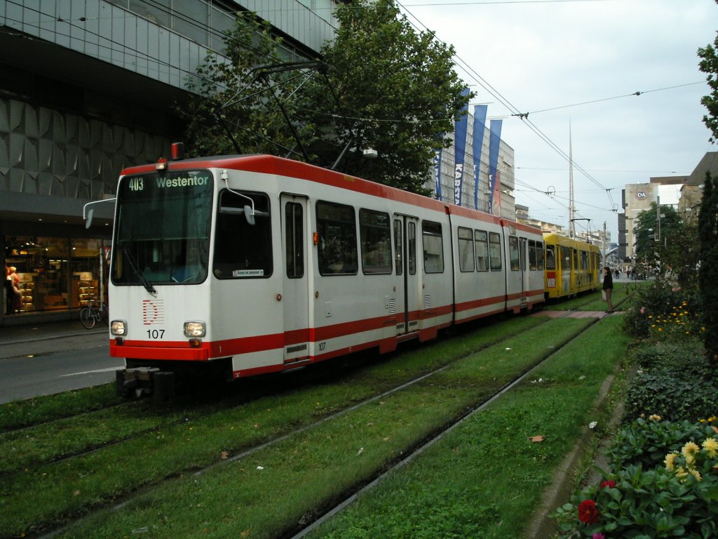 Eine Doppeltraktion aus DWAG-N8 der Dortmunder Stadtwerke ist am 28.09.2004 zwischen den Haltestellen  Reinoldikirche  und Kampstrae unterwegs.