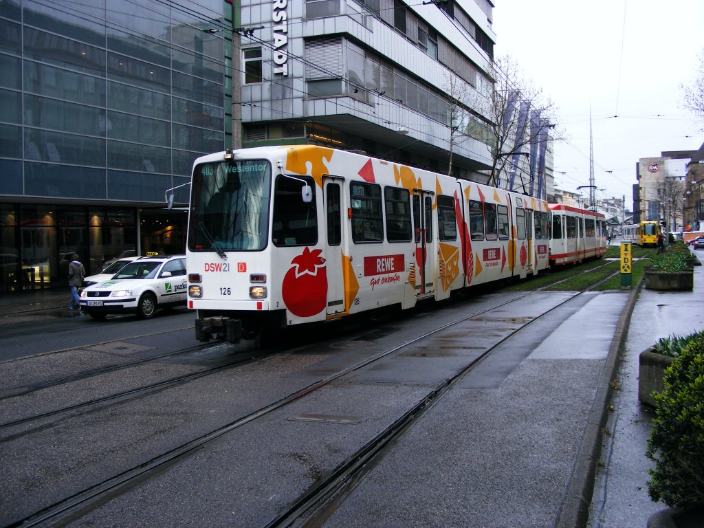 Eine Doppeltraktion aus DWAG-N8 der Dortmunder Stadtwerke ist am 03.04.2008 am stlichen Ende des ehemaligen Gleisdreiecks an der Haltestelle  Kampstrae  unterwegs.