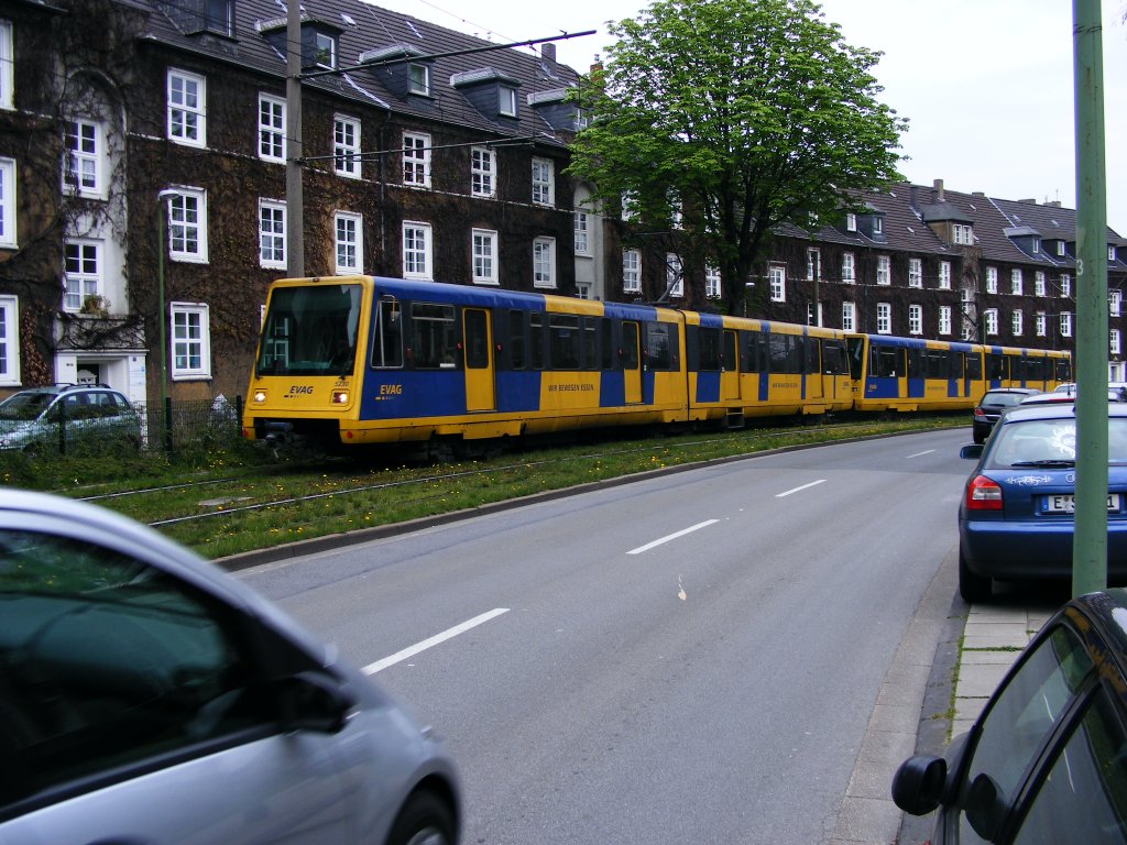 Eine Doppeltraktion aus ex-Londoner Docklands-Stadtbahnwagen der EVAG ist am 22.04.2008 auf der Margarethenhhe in Essen unterwegs.