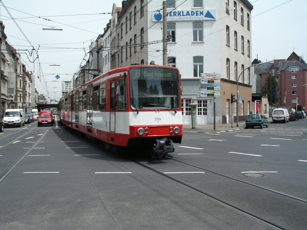 Eine Doppeltraktion aus Stadtbahnwagen B der KVB ist am 14.06.2004 auf der Luxemburger Strae in Kln unterwegs.