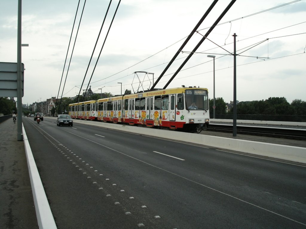 Eine Doppeltraktion aus Stadtbahnwagen B der Dsseldorfer Rheinbahn ist am 11.06.2004 auf der Oberkasseler Brcke unterwegs.