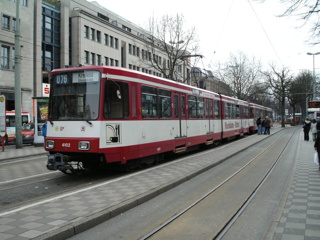 Eine Doppeltraktion aus Stadtbahnwagen B der Rheinbahn steht am 14.03.2005 an der Haltestelle  Rheinstrae  in Krefeld.